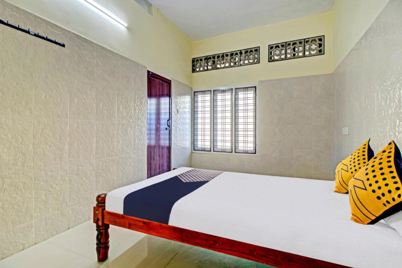 Spot On J P Tourist Home Kollam Ngoại thất bức ảnh