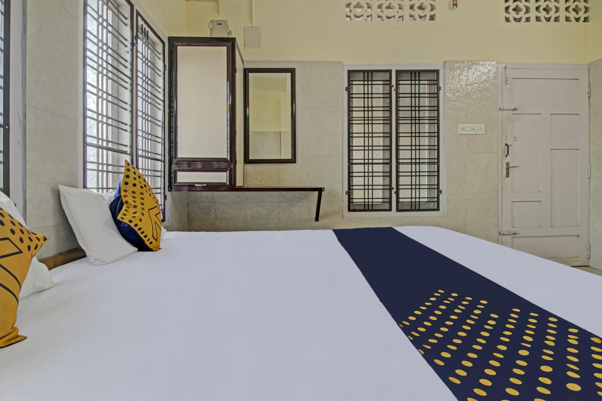 Spot On J P Tourist Home Kollam Ngoại thất bức ảnh