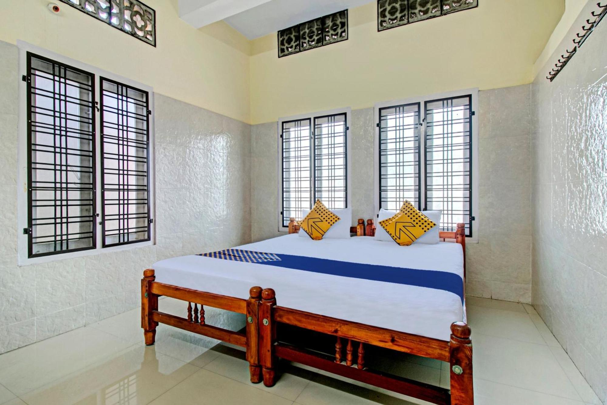 Spot On J P Tourist Home Kollam Ngoại thất bức ảnh