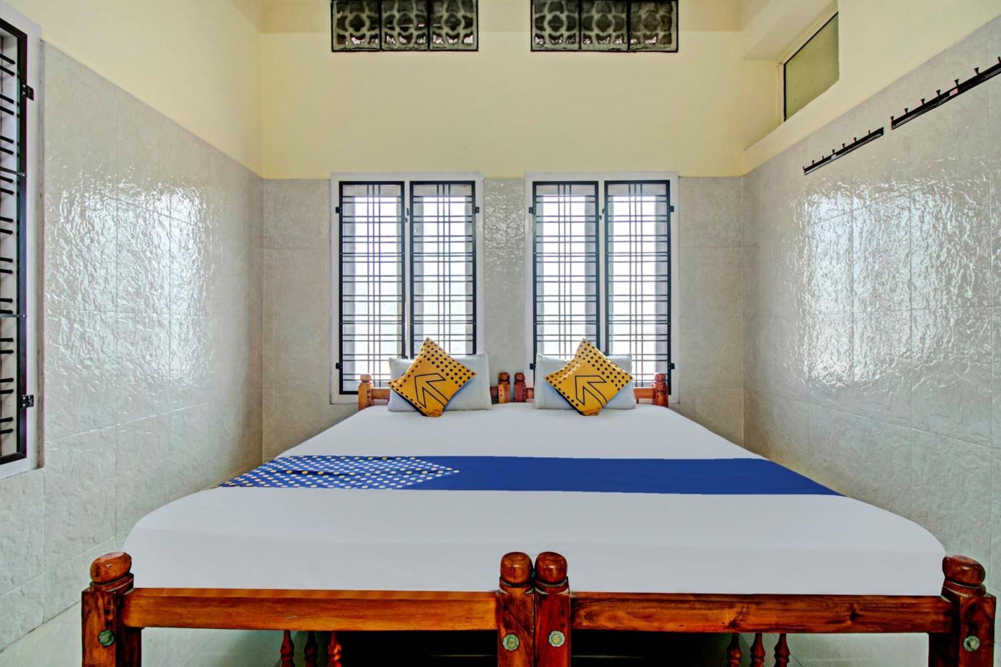 Spot On J P Tourist Home Kollam Ngoại thất bức ảnh