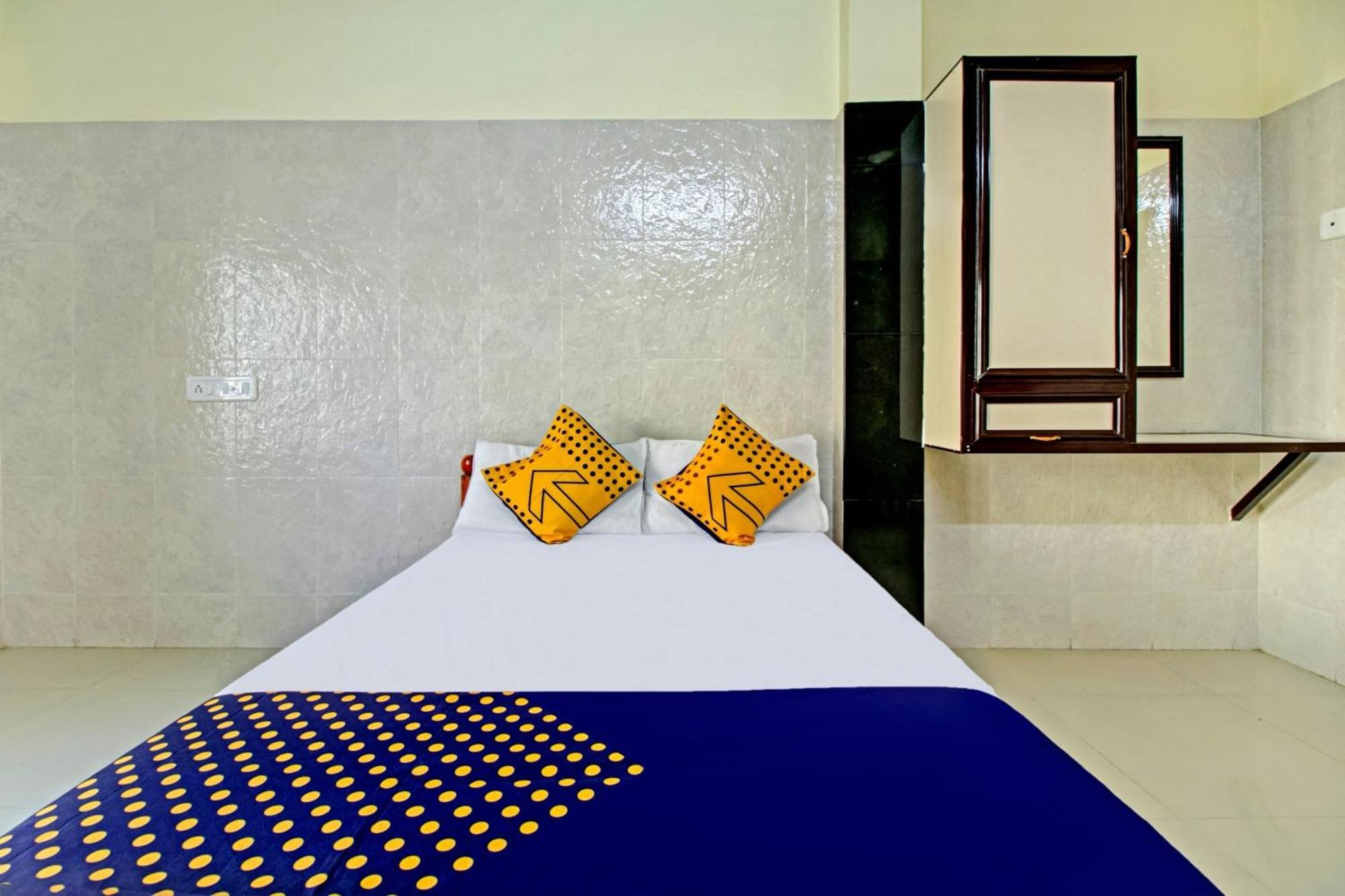 Spot On J P Tourist Home Kollam Ngoại thất bức ảnh