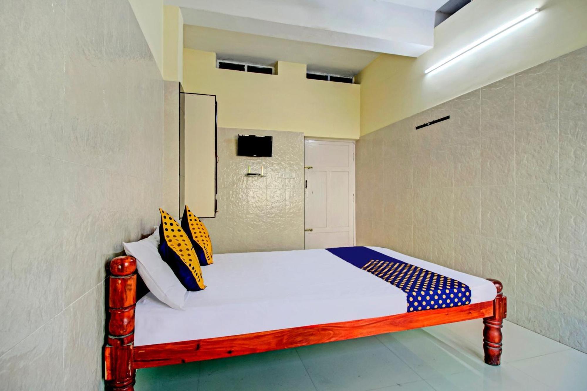 Spot On J P Tourist Home Kollam Ngoại thất bức ảnh