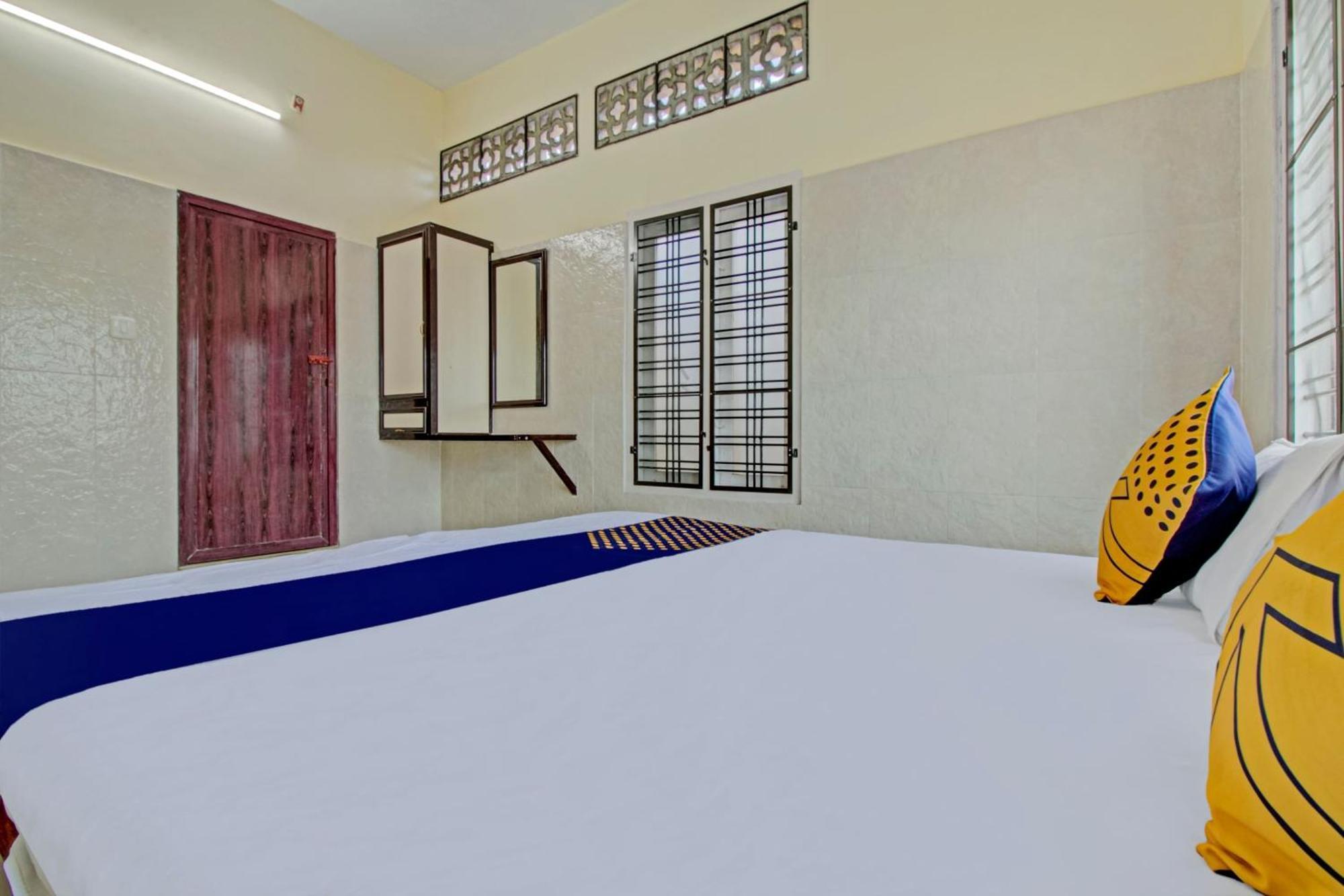 Spot On J P Tourist Home Kollam Ngoại thất bức ảnh